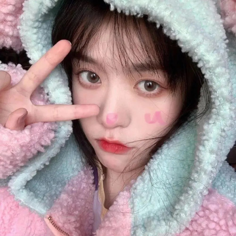 黑白照片的少女